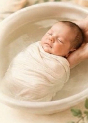 Bébé emmailloté dans un bain enveloppé