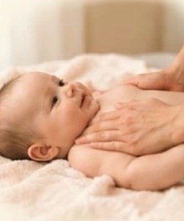 Parent massant son bébé — atelier massage bébé